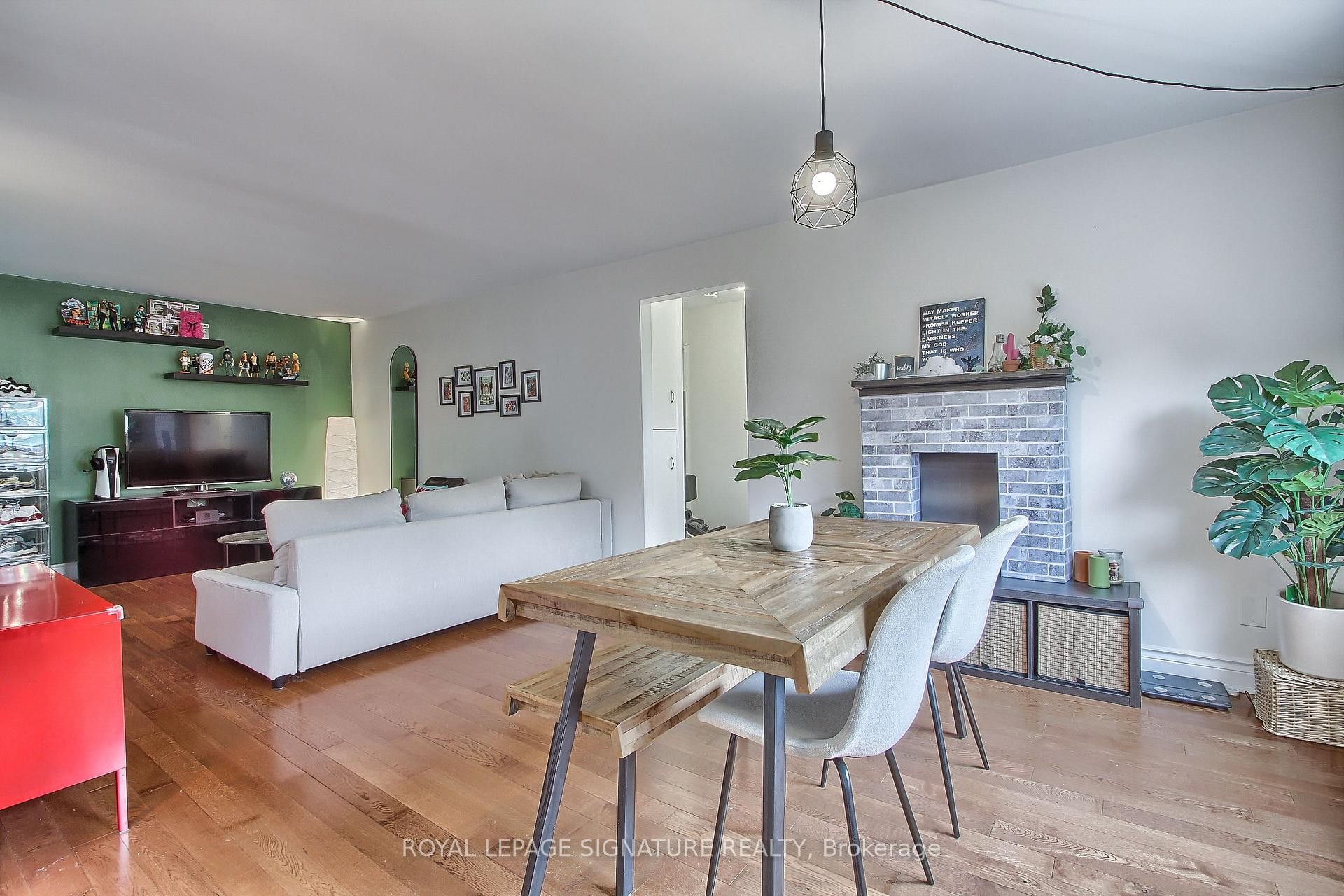 12-136 Scanlon Avenue, Bradford West Gwillimbury, ON - Indoor With Fireplace