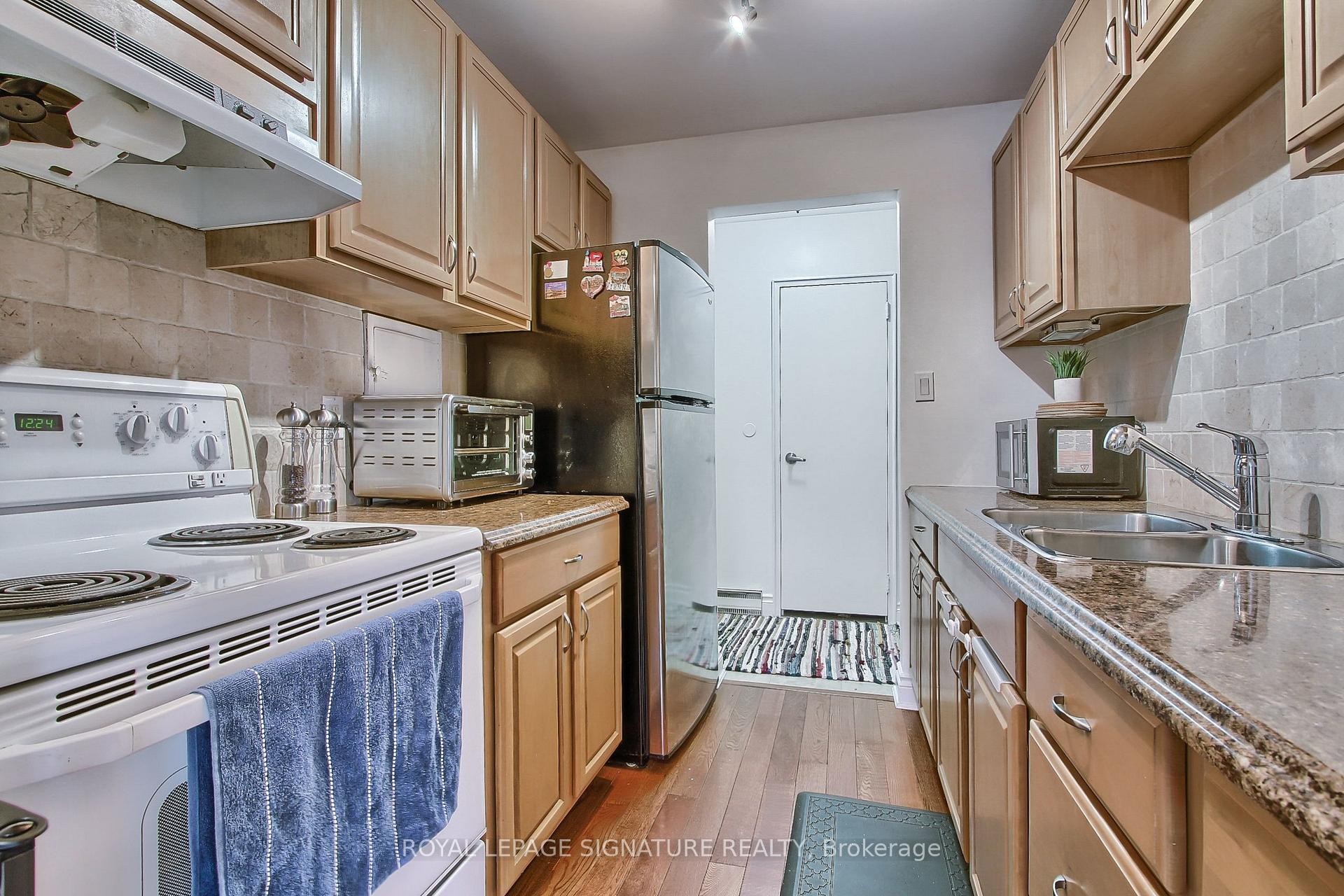 12-136 Scanlon Avenue, Bradford West Gwillimbury, ON - Indoor Photo Showing Kitchen With Double Sink