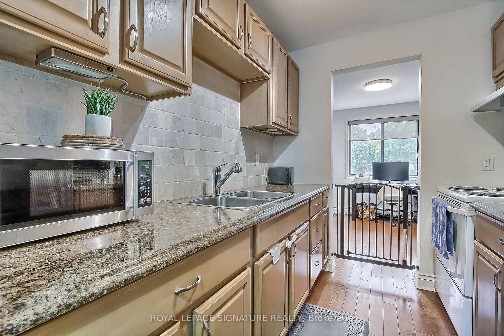 12-136 Scanlon Avenue, Bradford West Gwillimbury, ON - Indoor Photo Showing Kitchen With Double Sink