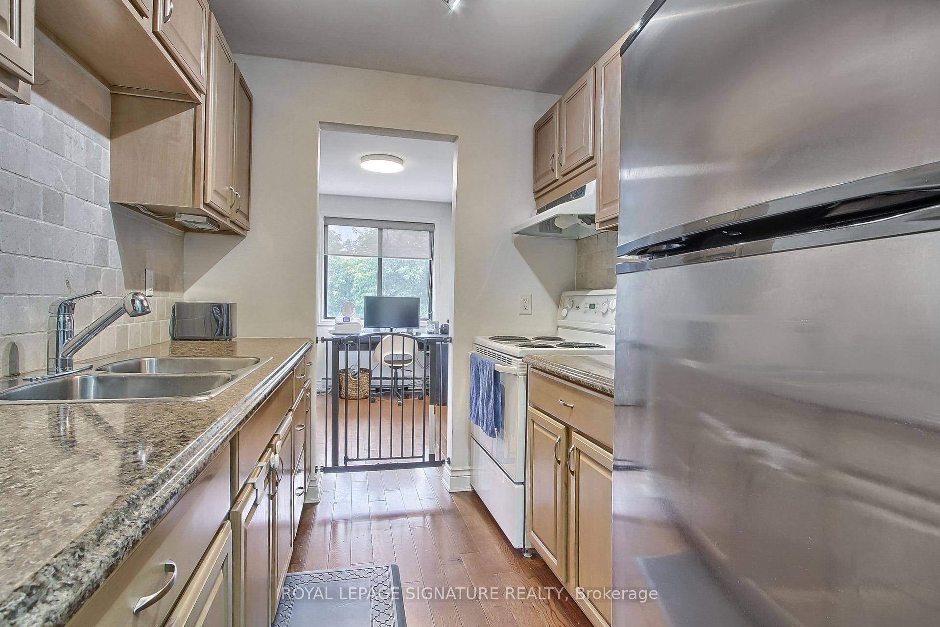 12-136 Scanlon Avenue, Bradford West Gwillimbury, ON - Indoor Photo Showing Kitchen With Double Sink
