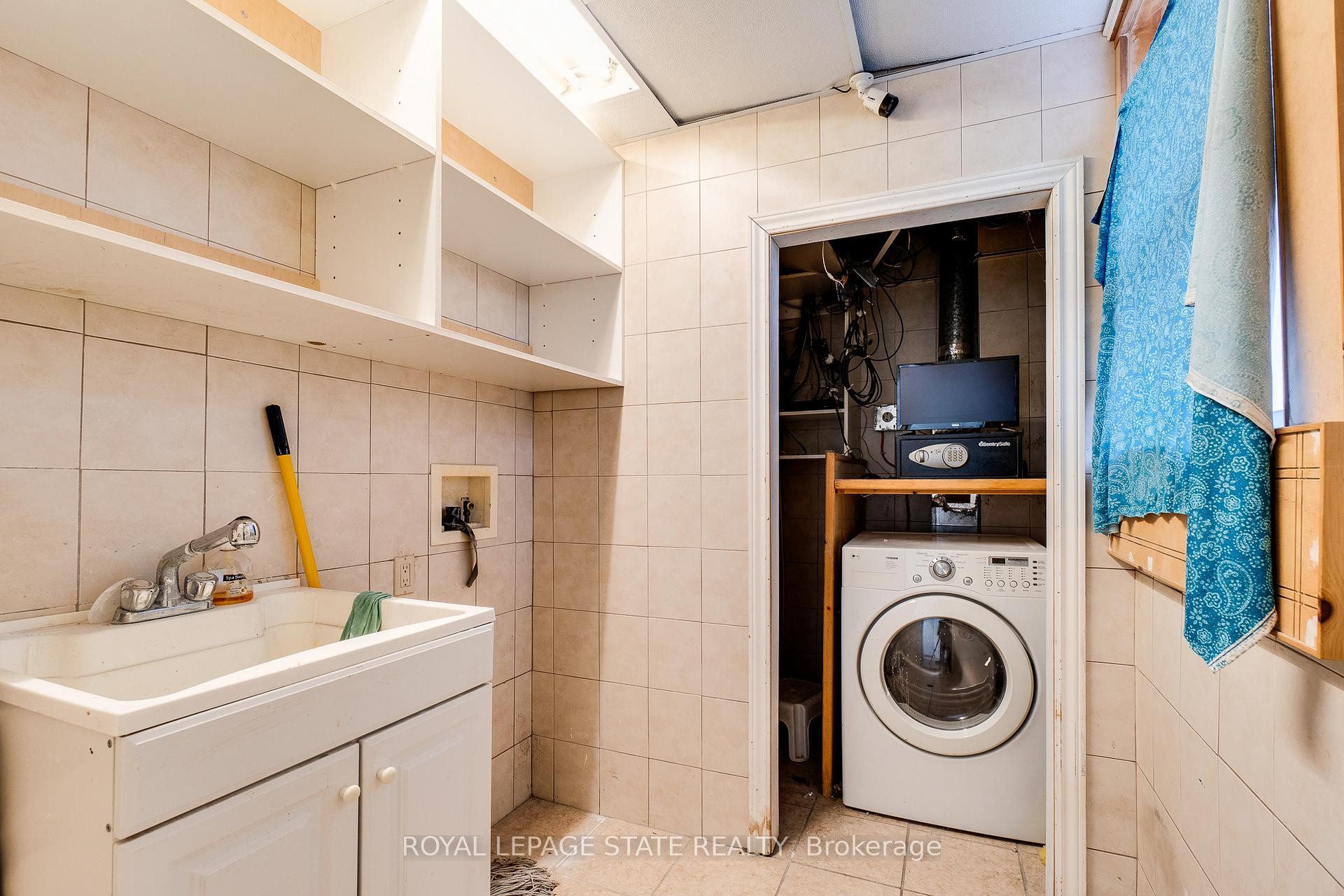 18 Barton Street E, Hamilton, ON