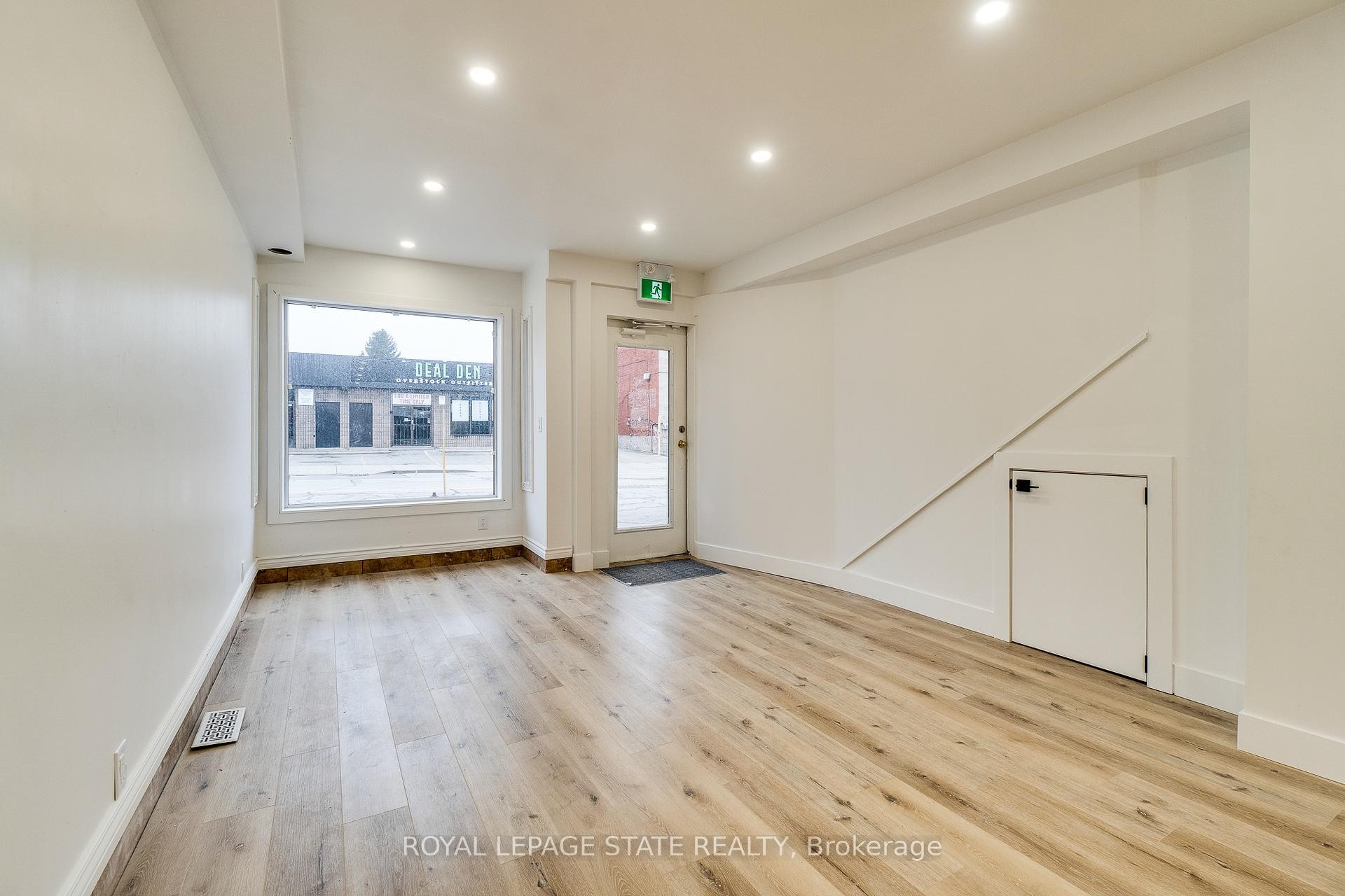 18 Barton Street E, Hamilton, ON