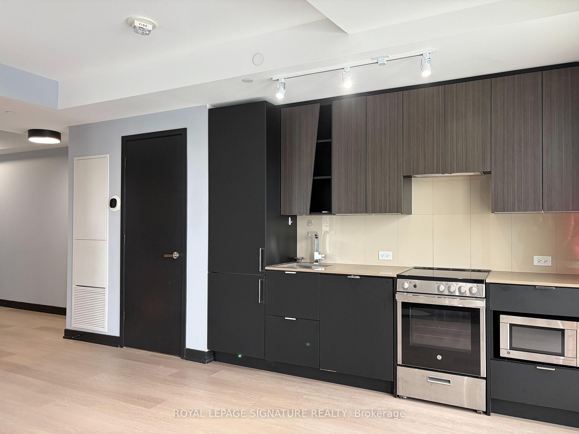 809-3883 Quartz Road, Mississauga, ON - Indoor Photo Showing Kitchen