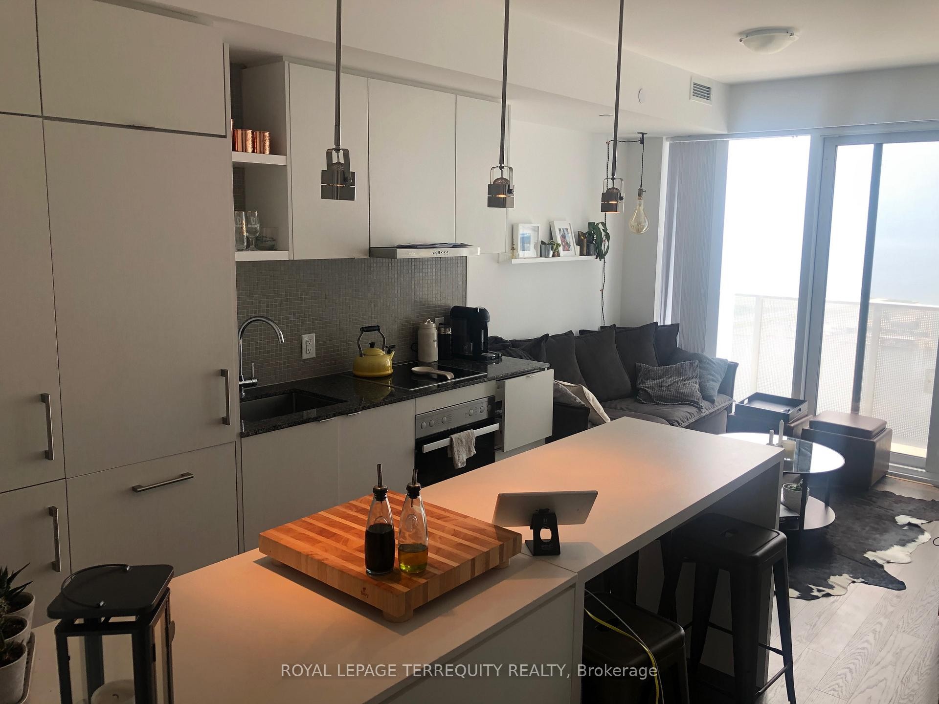 7101-88 Harbour Street, Toronto, ON - Indoor