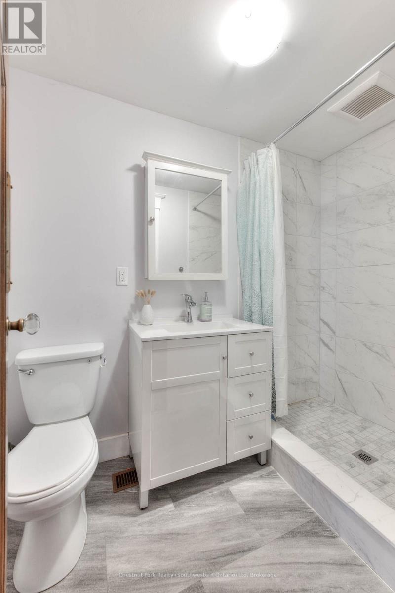 19 Stull Avenue, Guelph (Exhibition Park) - 19 Stull Avenue, Guelph (Exhibition Park), ON - Indoor Photo Showing Bathroom