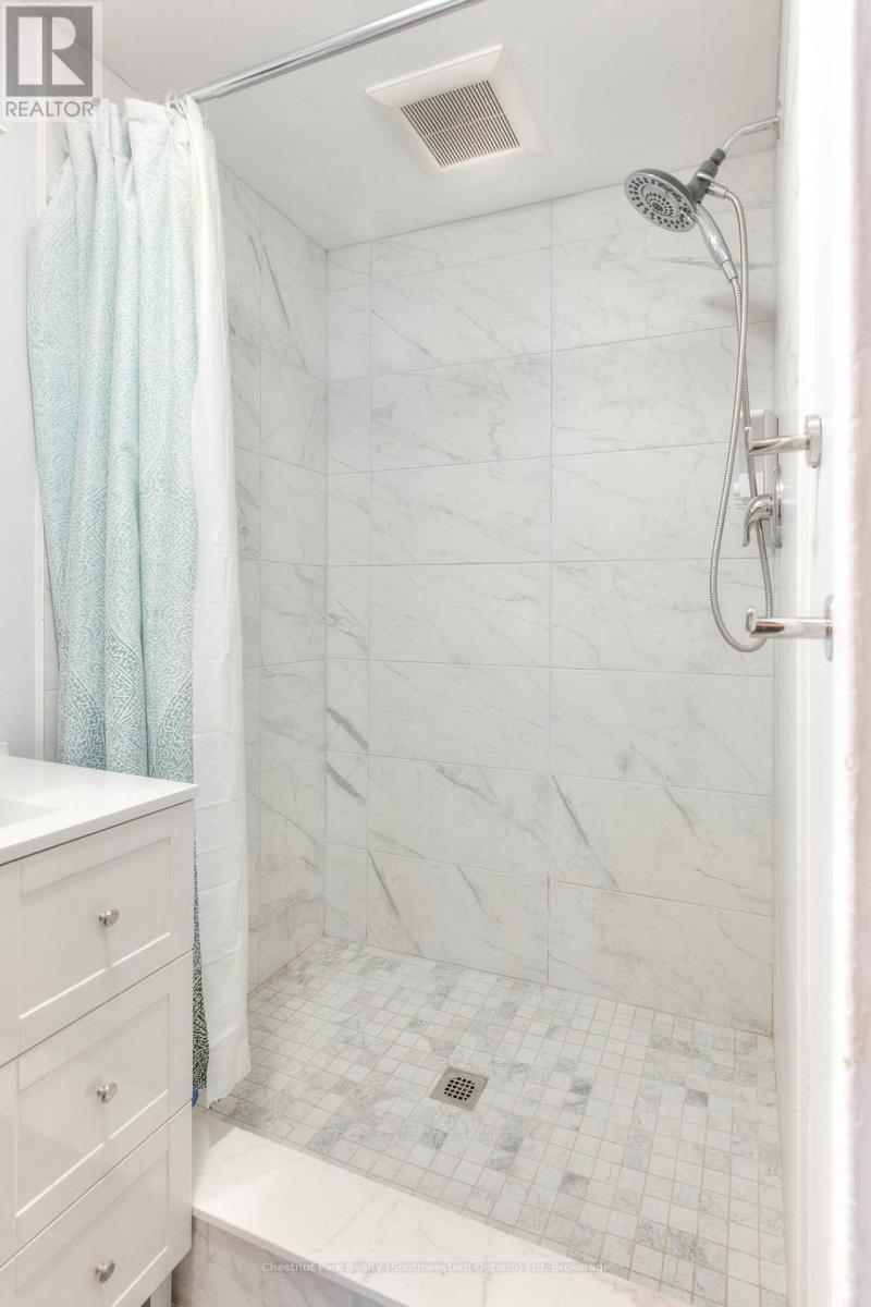 19 Stull Avenue, Guelph (Exhibition Park) - 19 Stull Avenue, Guelph (Exhibition Park), ON - Indoor Photo Showing Bathroom