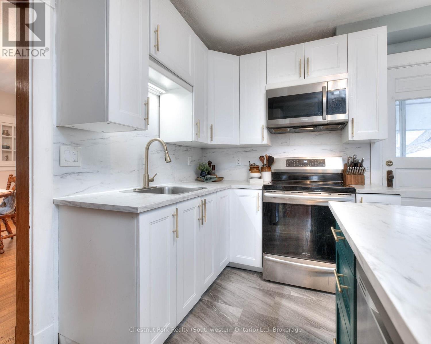 19 Stull Avenue, Guelph (Exhibition Park) - 19 Stull Avenue, Guelph (Exhibition Park), ON - Indoor Photo Showing Kitchen With Upgraded Kitchen