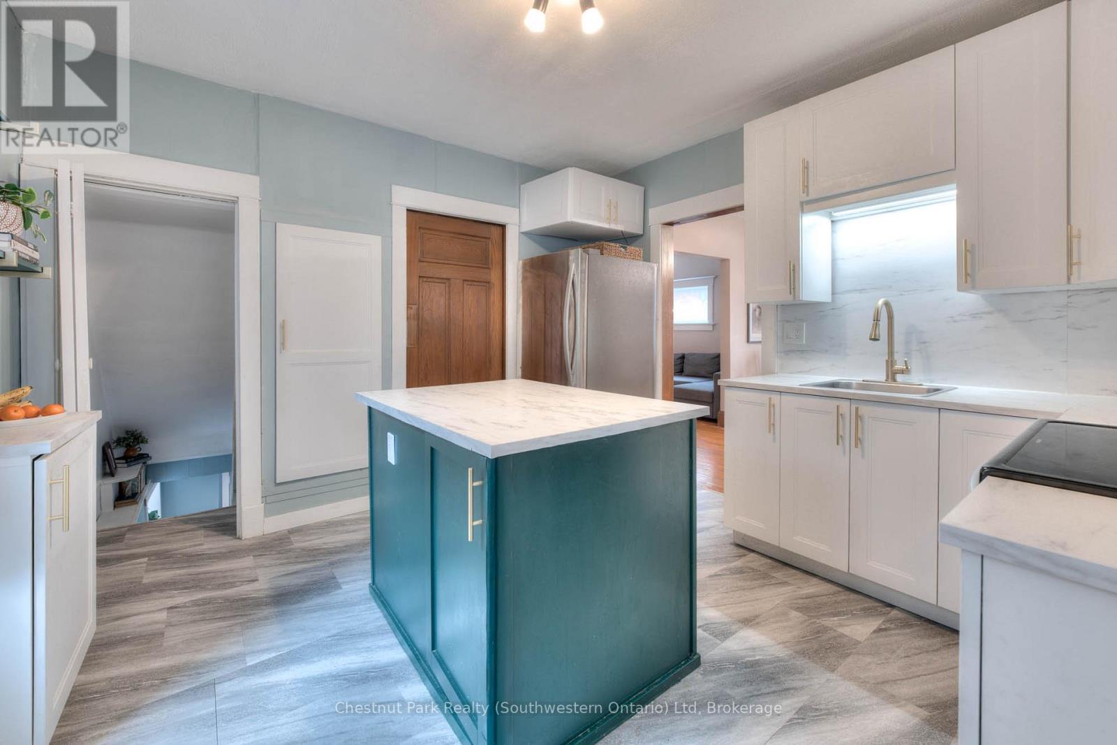19 Stull Avenue, Guelph (Exhibition Park) - 19 Stull Avenue, Guelph (Exhibition Park), ON - Indoor Photo Showing Kitchen With Upgraded Kitchen