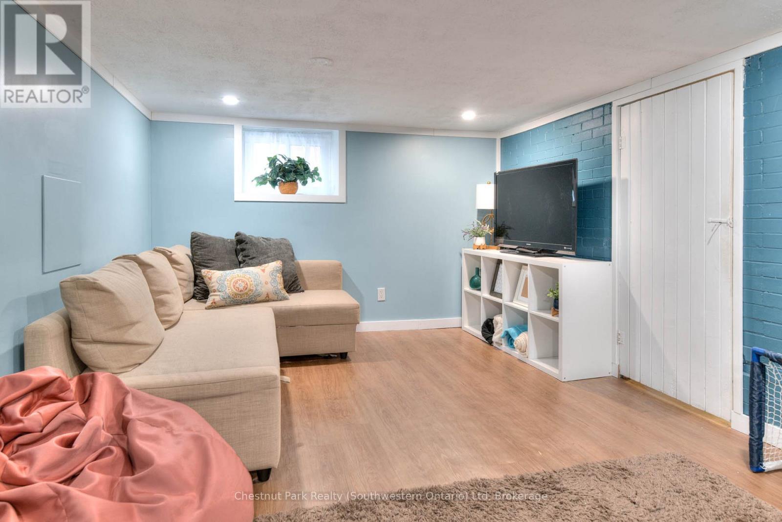 19 Stull Avenue, Guelph (Exhibition Park) - 19 Stull Avenue, Guelph (Exhibition Park), ON - Indoor