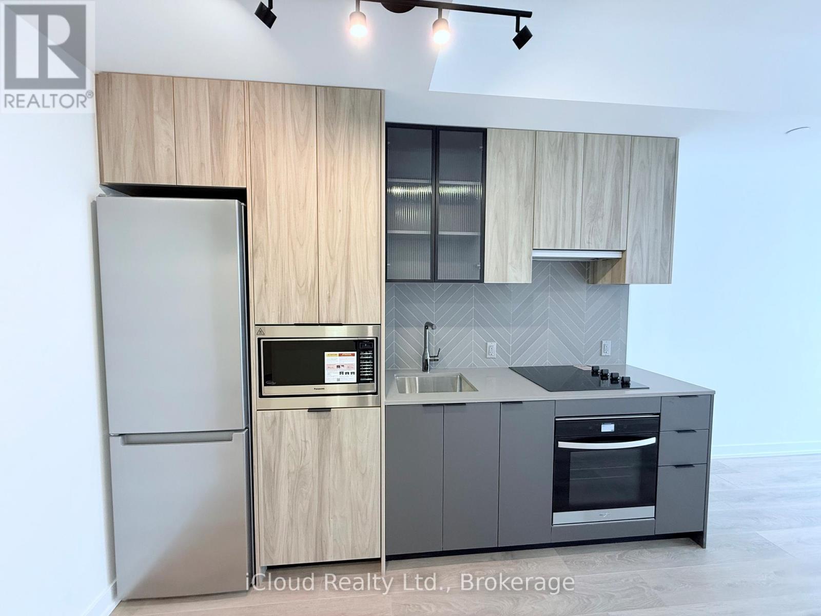 808 - 1037 The Queensway, Toronto, ON - Indoor Photo Showing Kitchen
