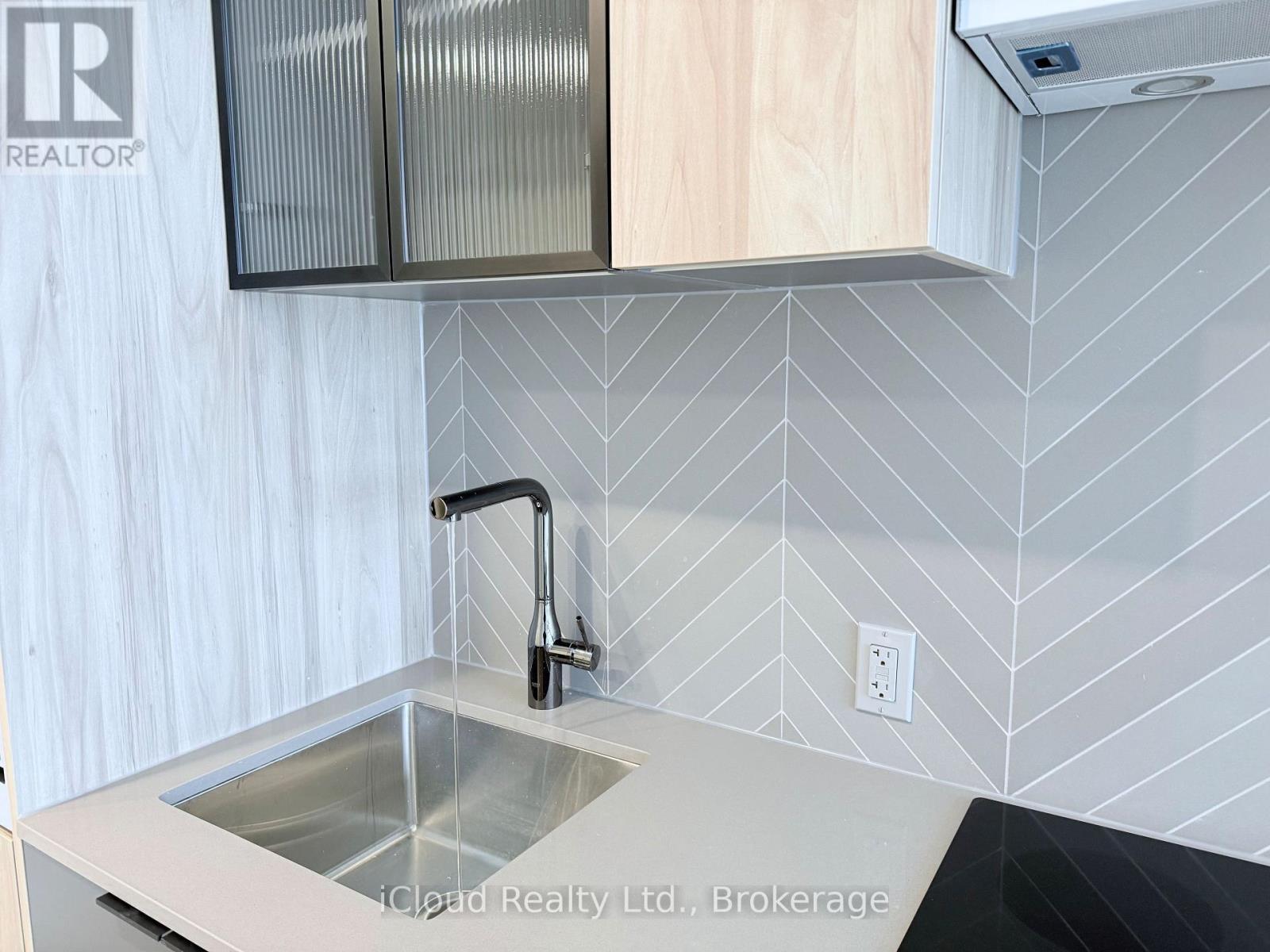 808 - 1037 The Queensway, Toronto, ON - Indoor Photo Showing Kitchen