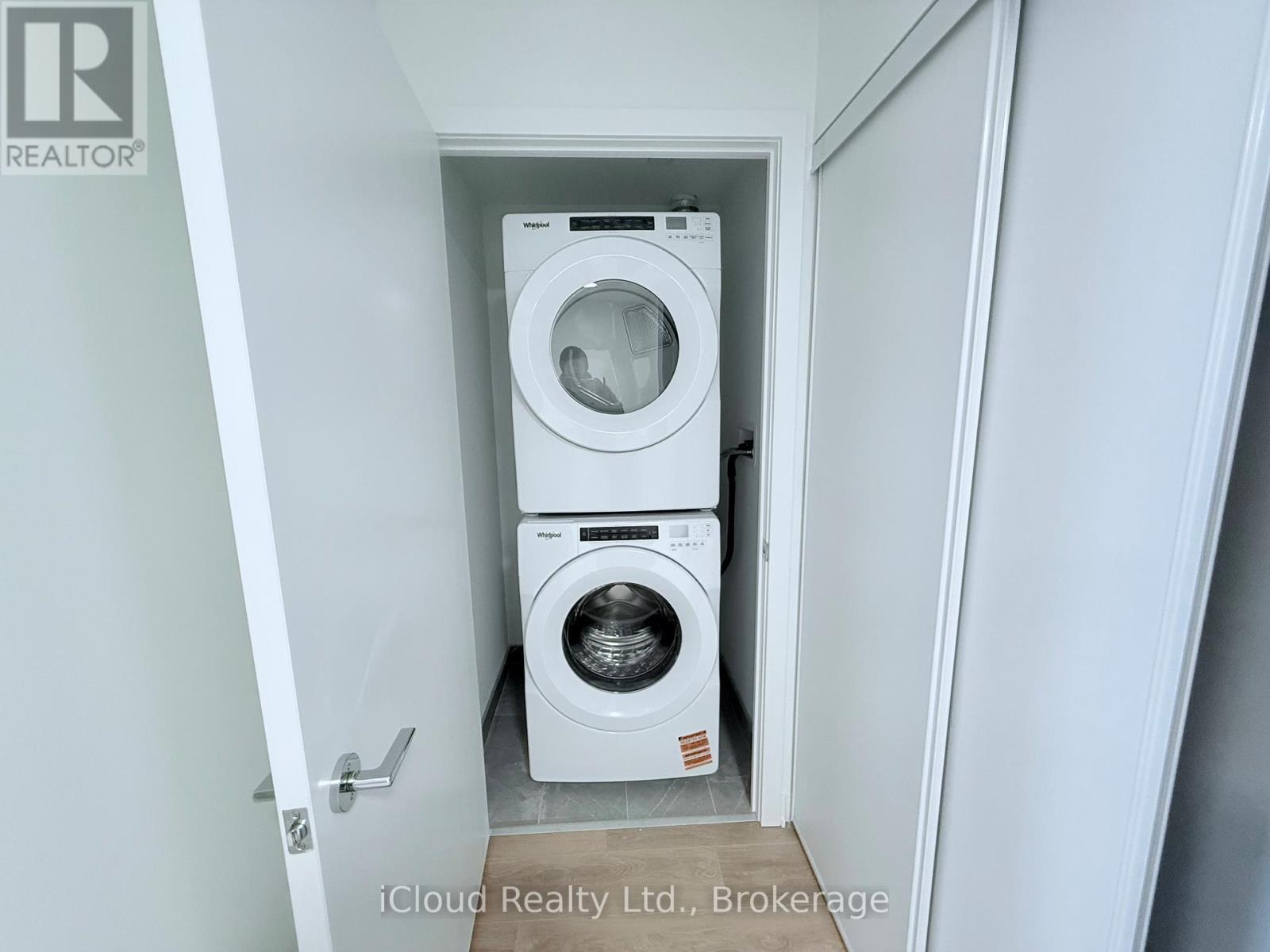 808 - 1037 The Queensway, Toronto, ON - Indoor Photo Showing Laundry Room