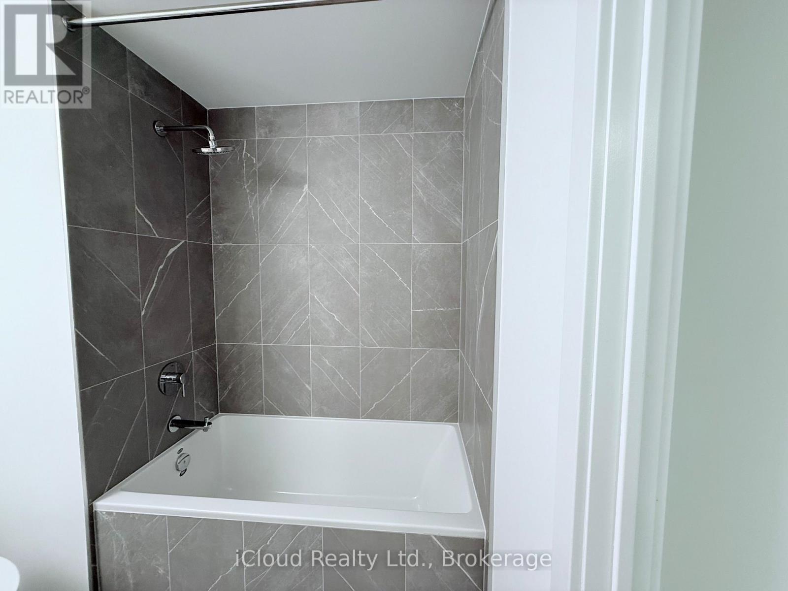 808 - 1037 The Queensway, Toronto, ON - Indoor Photo Showing Bathroom