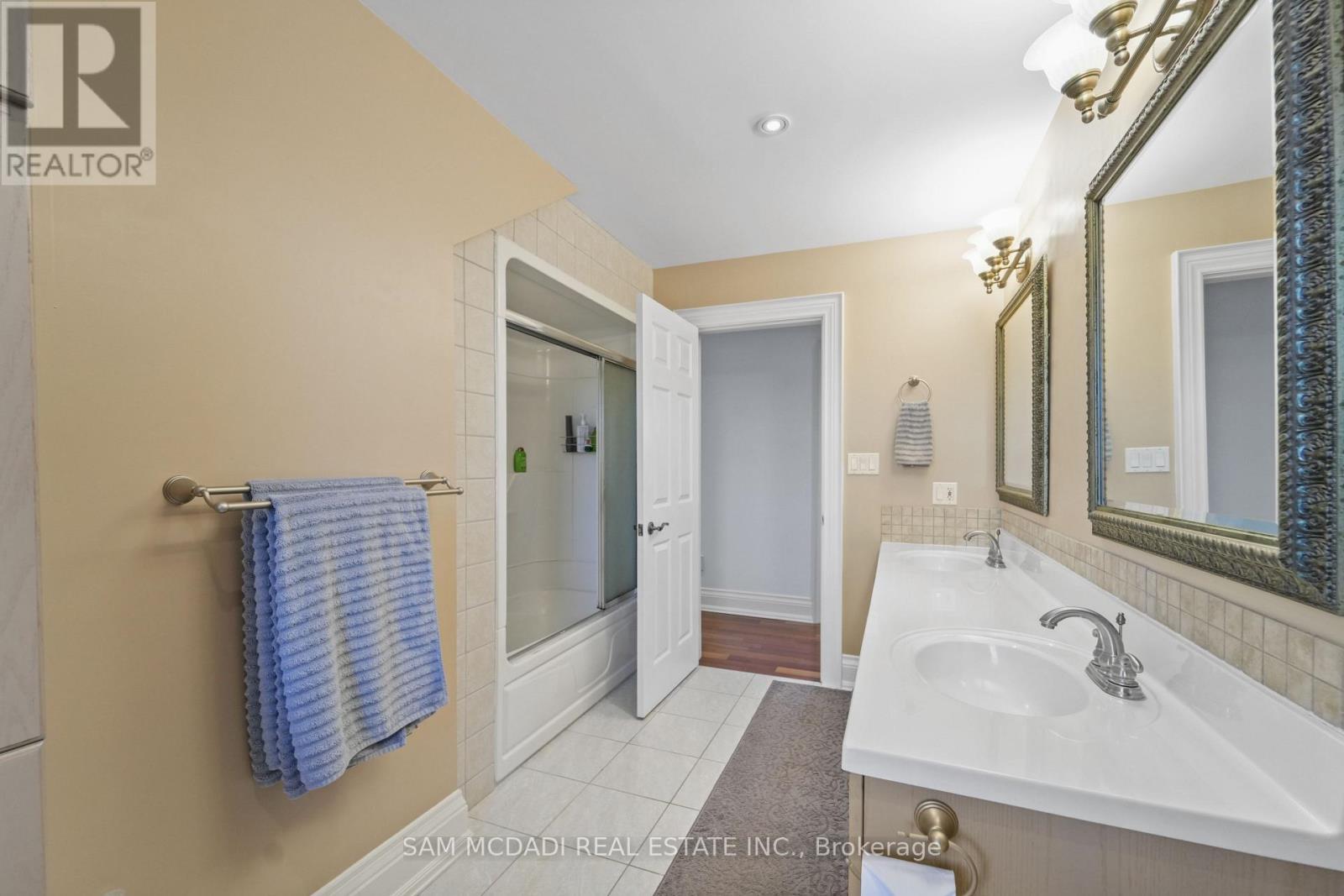 5431 Appleby Line, Burlington, ON - Indoor Photo Showing Bathroom