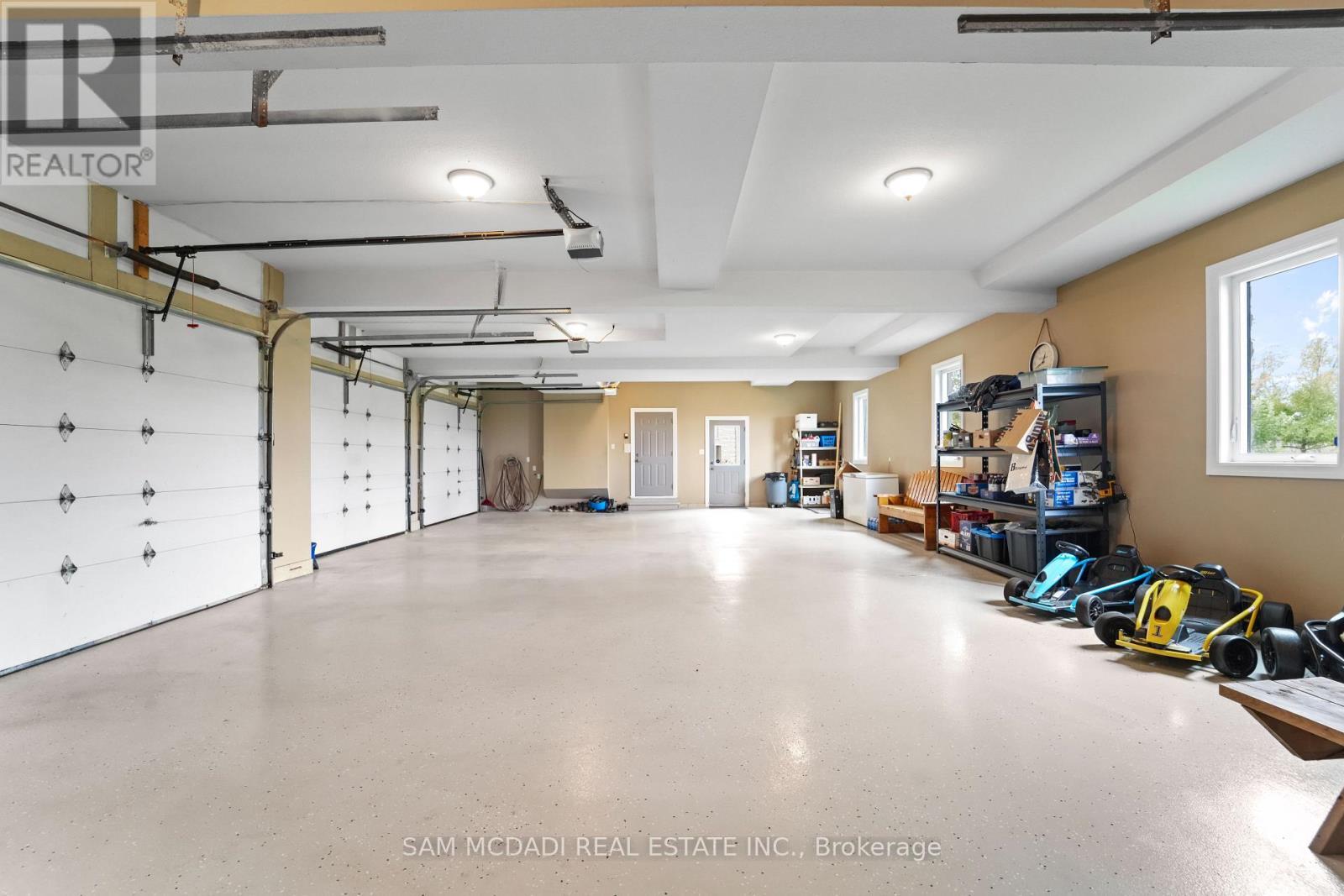 5431 Appleby Line, Burlington, ON - Indoor Photo Showing Garage