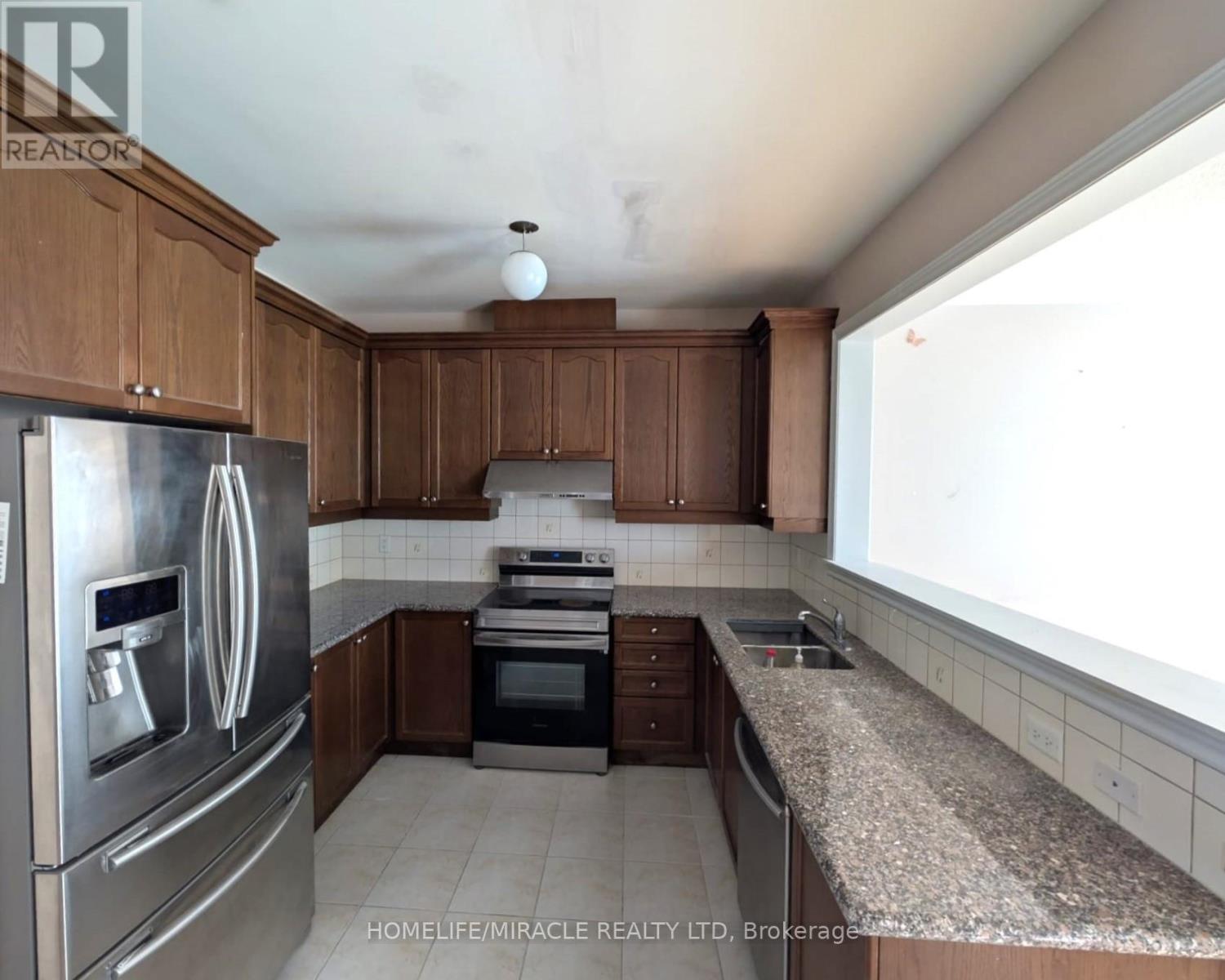 18 Alicewood Grove, Brampton, ON - Indoor Photo Showing Kitchen