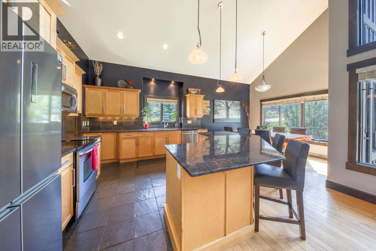 2576 Sandstone Green, Invermere, BC - Indoor Photo Showing Kitchen