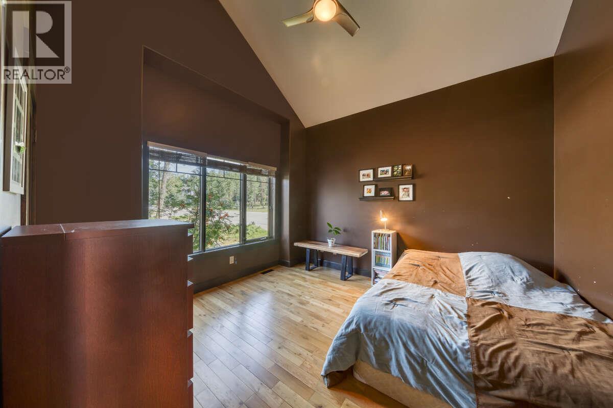2576 Sandstone Green, Invermere, BC - Indoor Photo Showing Bedroom