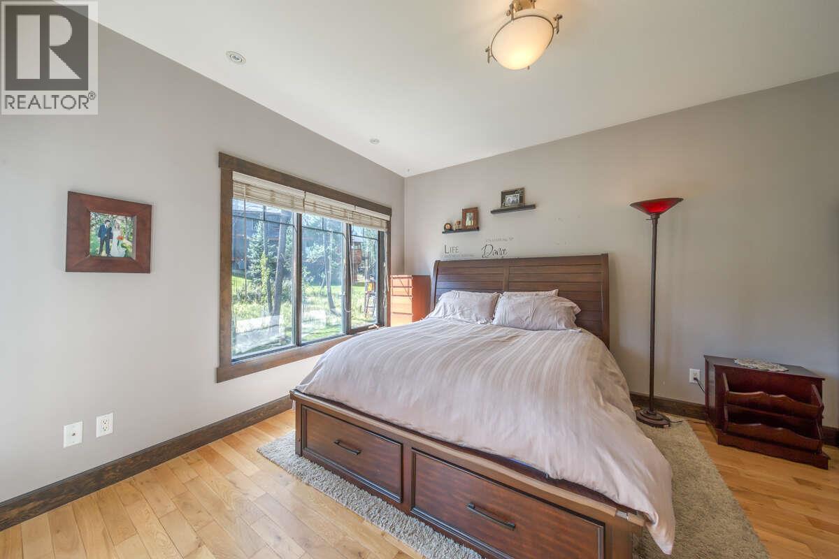 2576 Sandstone Green, Invermere, BC - Indoor Photo Showing Bedroom