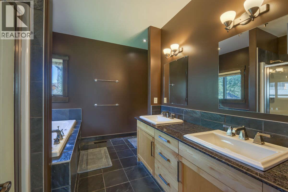 2576 Sandstone Green, Invermere, BC - Indoor Photo Showing Bathroom