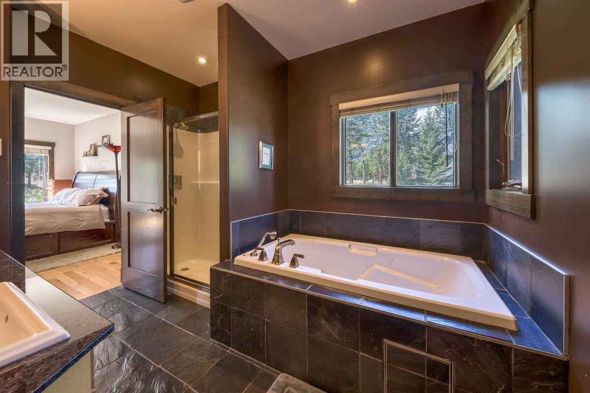 2576 Sandstone Green, Invermere, BC - Indoor Photo Showing Bathroom