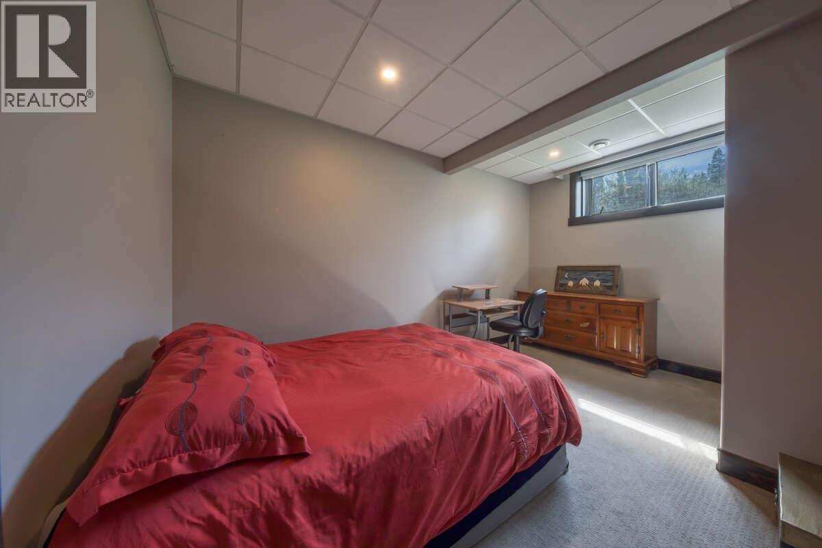 2576 Sandstone Green, Invermere, BC - Indoor Photo Showing Bedroom
