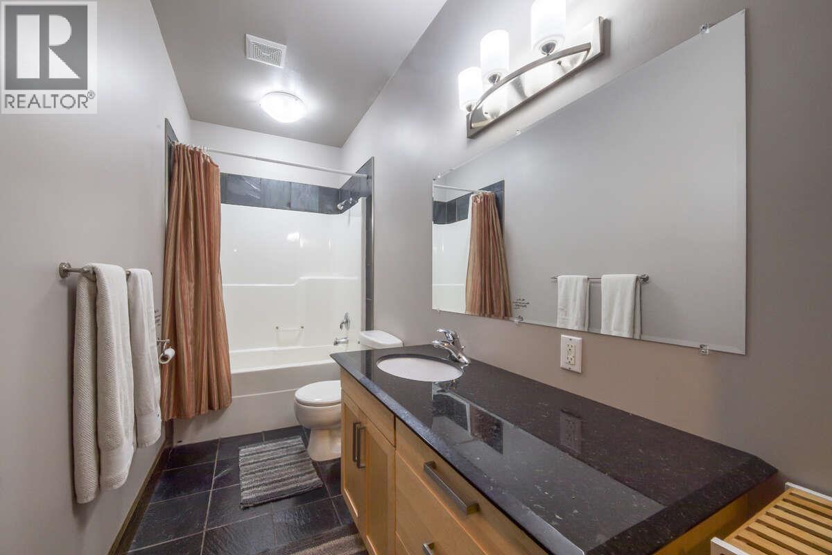 2576 Sandstone Green, Invermere, BC - Indoor Photo Showing Bathroom