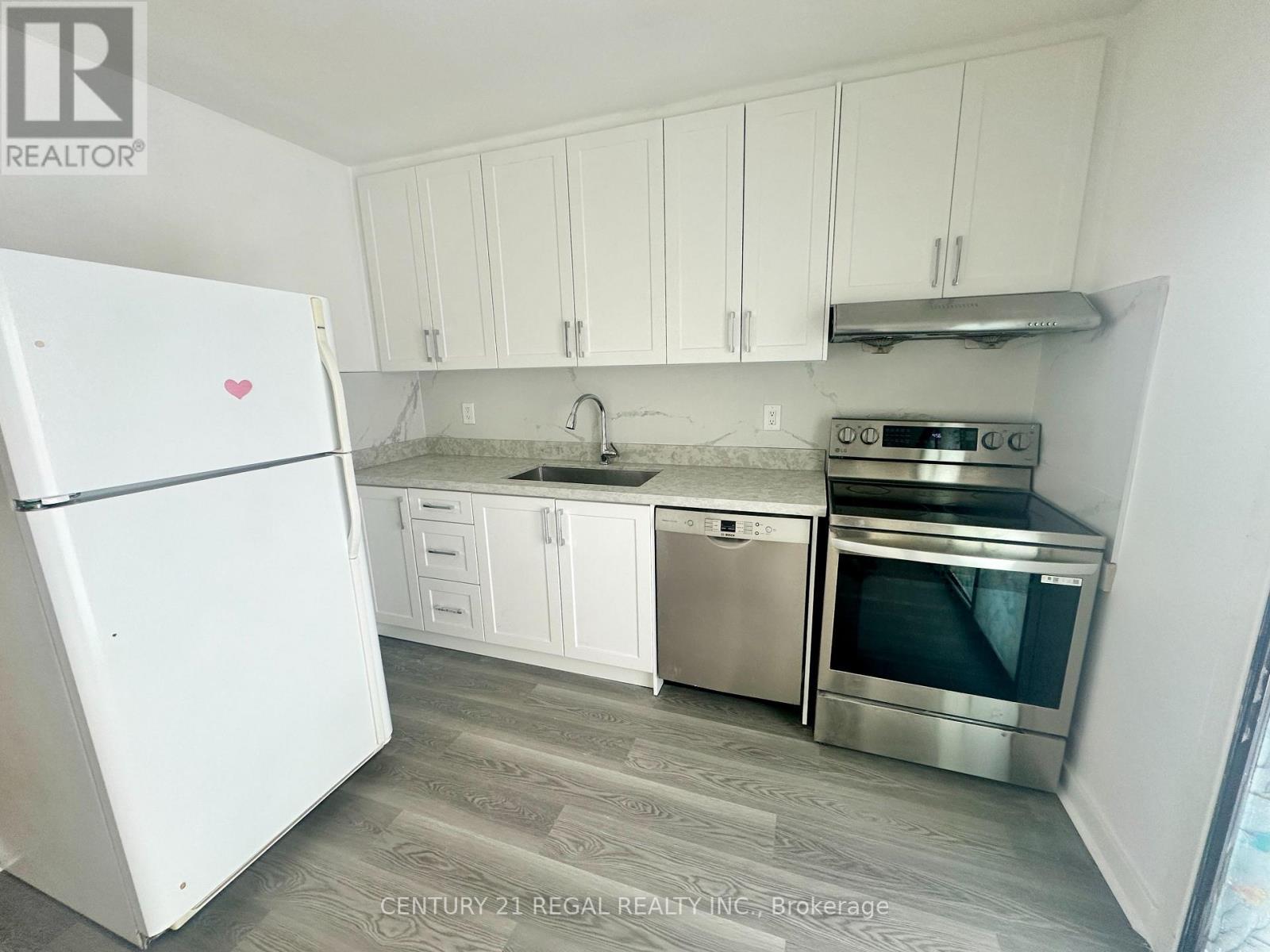 26 Pintail Crescent, Toronto, ON - Indoor Photo Showing Kitchen