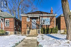 8 PRITCHARD AVENUE Toronto, ON M6N 1T1