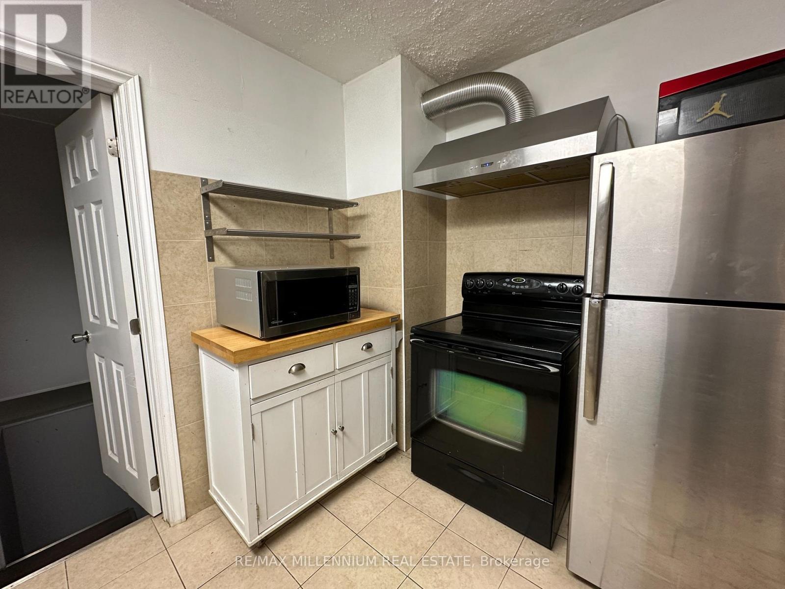 4680 Sixth Avenue, Niagara Falls, ON - Indoor Photo Showing Kitchen
