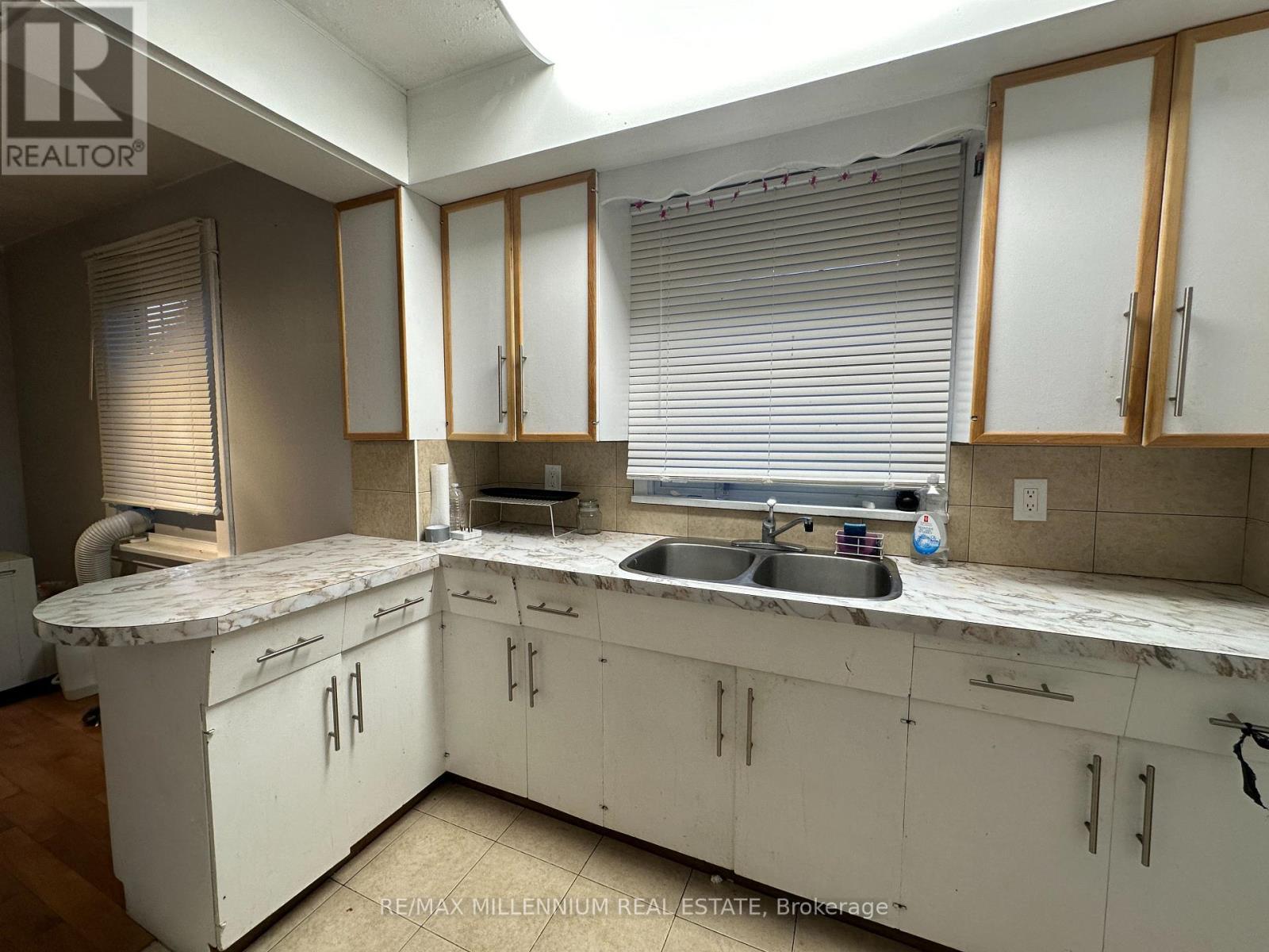 4680 Sixth Avenue, Niagara Falls, ON - Indoor Photo Showing Kitchen With Double Sink
