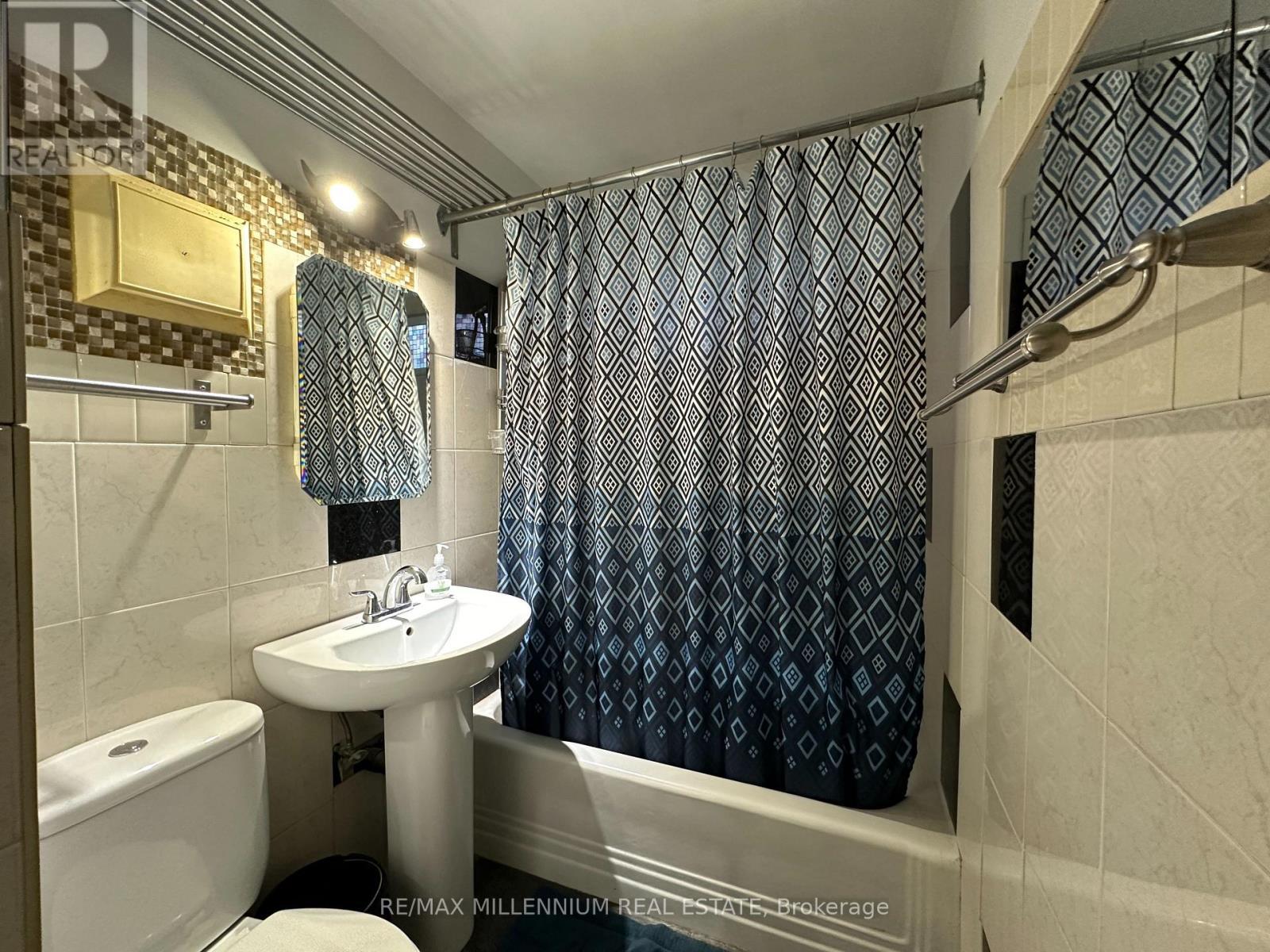 4680 Sixth Avenue, Niagara Falls, ON - Indoor Photo Showing Bathroom