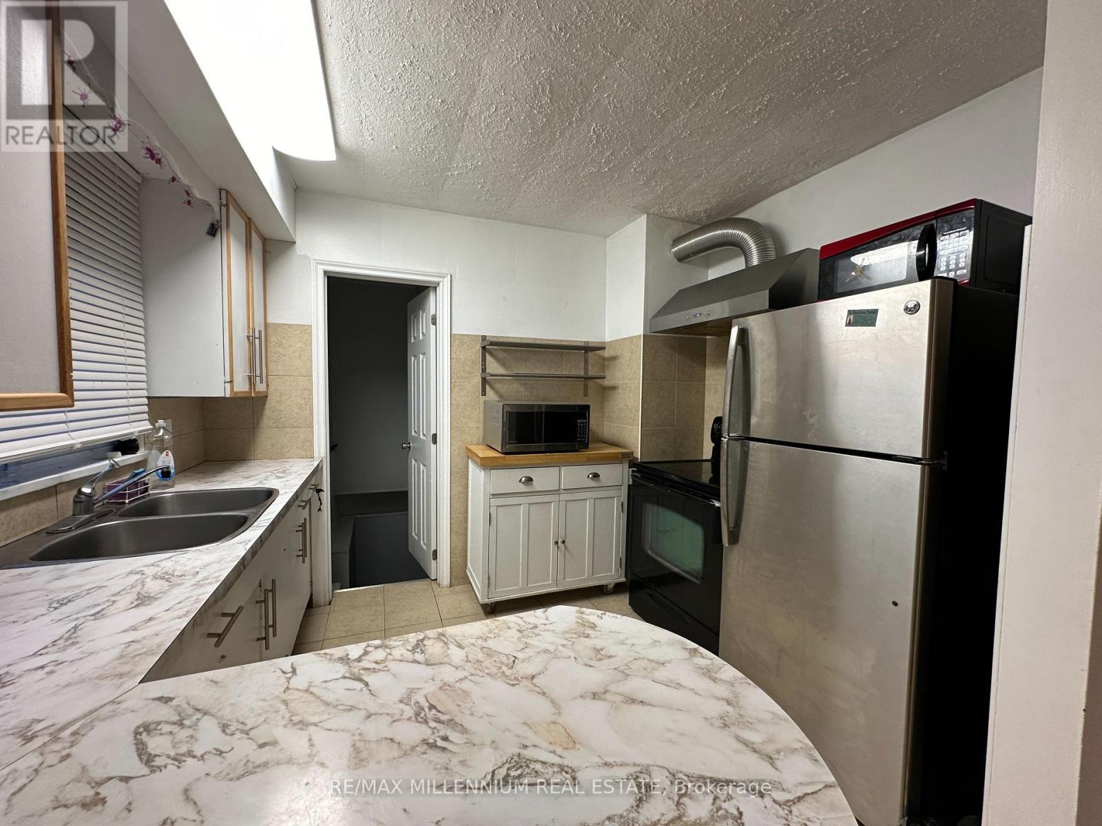 4680 Sixth Avenue, Niagara Falls, ON - Indoor Photo Showing Kitchen With Double Sink