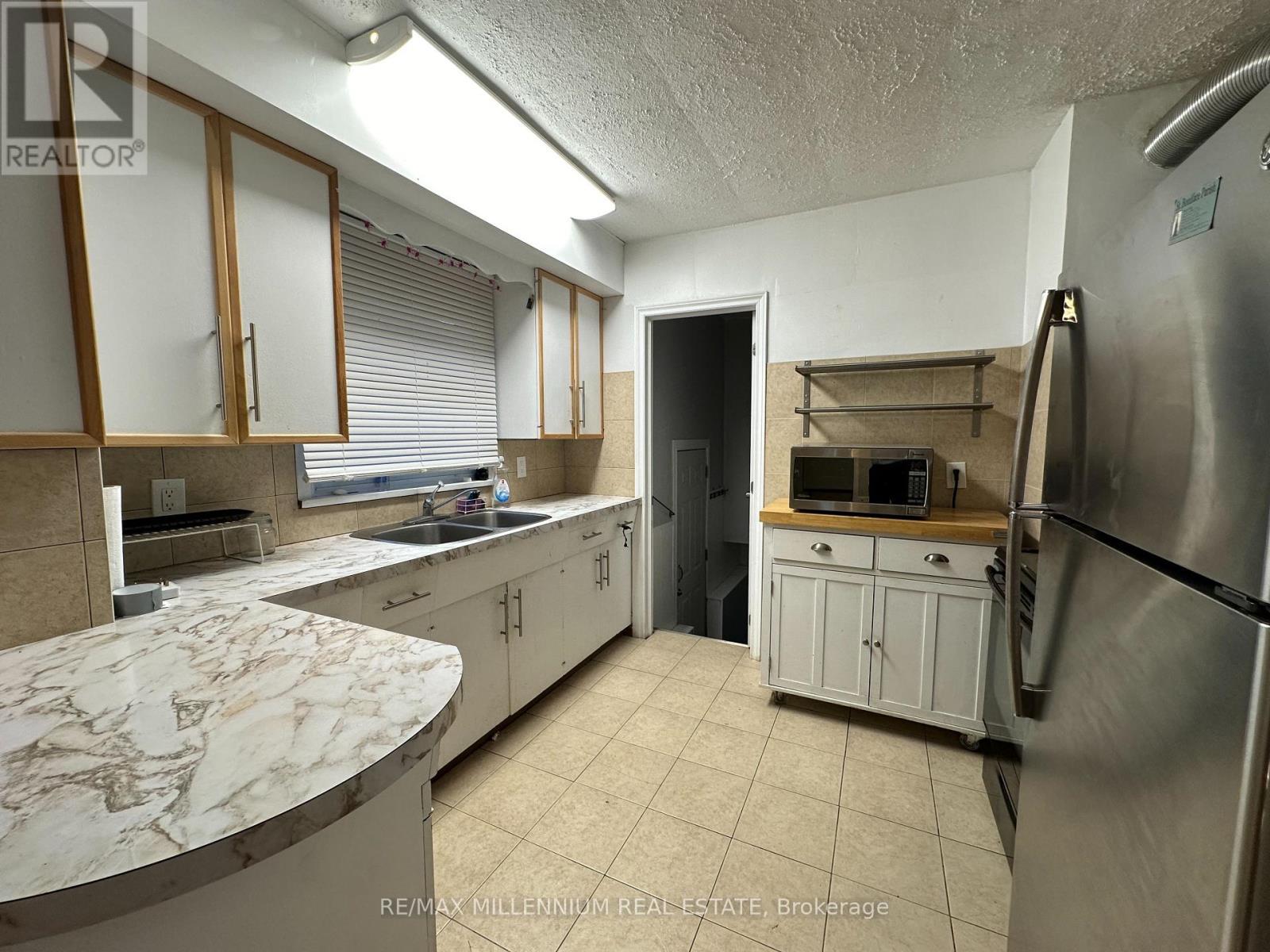 4680 Sixth Avenue, Niagara Falls, ON - Indoor Photo Showing Kitchen With Double Sink