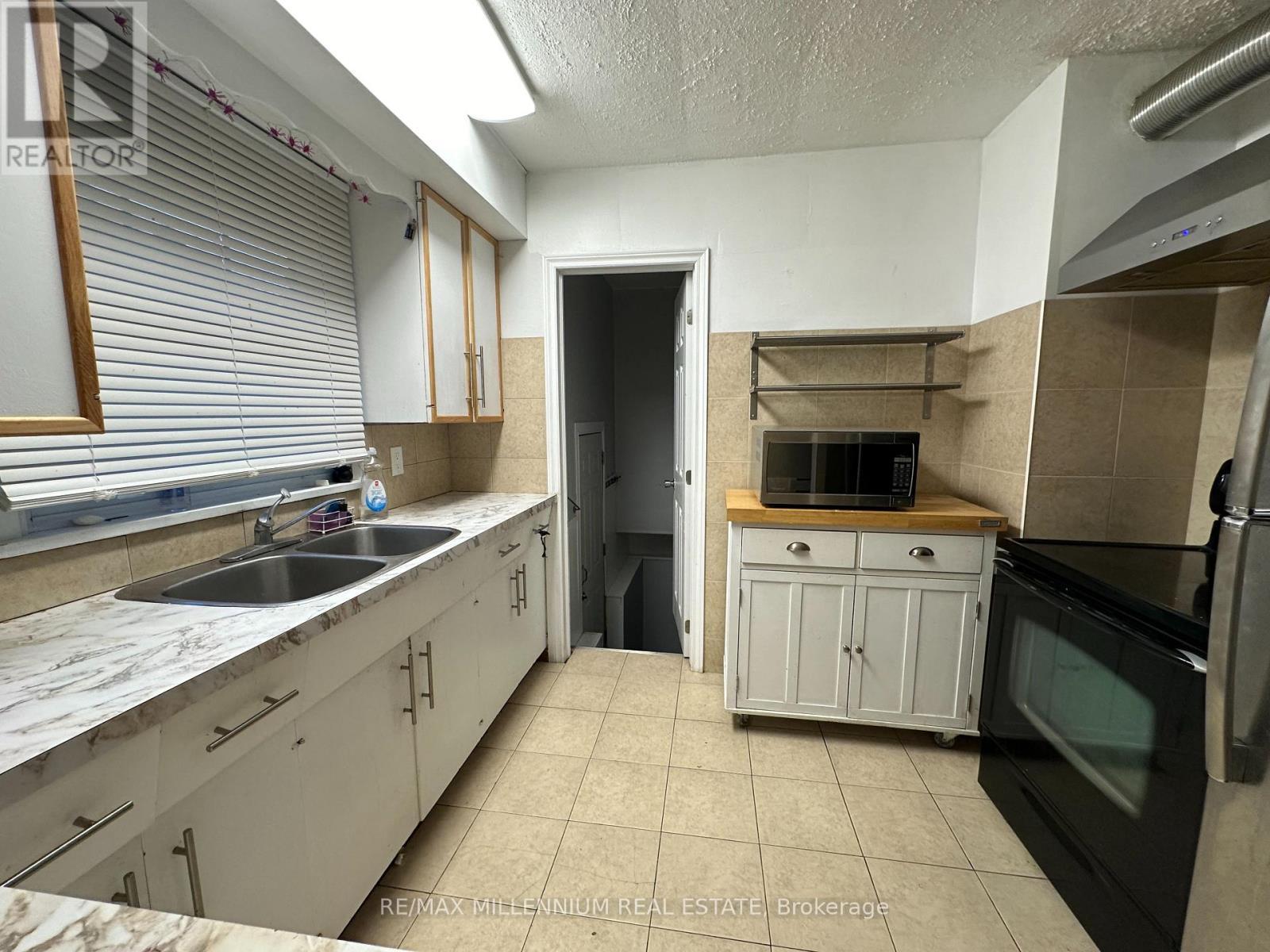4680 Sixth Avenue, Niagara Falls, ON - Indoor Photo Showing Kitchen With Double Sink