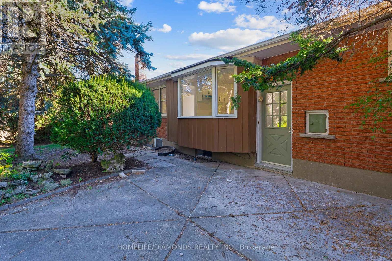 Upper - 17 Old Coach Road, St. Catharines, ON - Outdoor