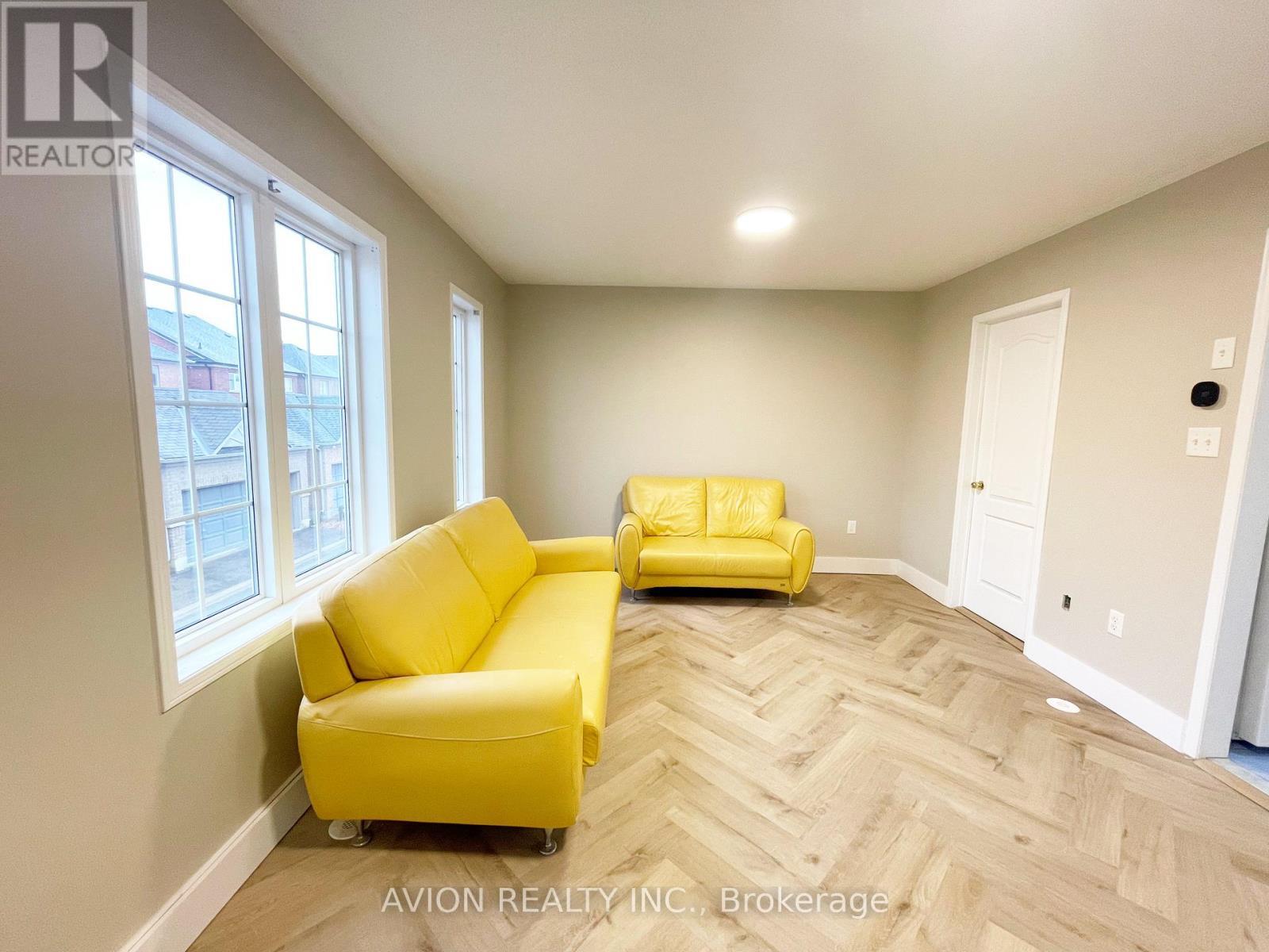 Coach H - 59 Oakmoor Lane, Markham, ON - Indoor