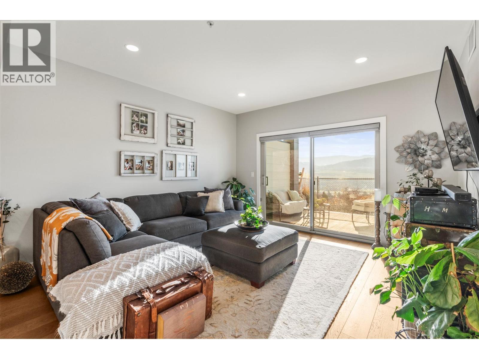 202 Vineyard Way Lot# Sl 1, Vernon, BC - Indoor Photo Showing Living Room