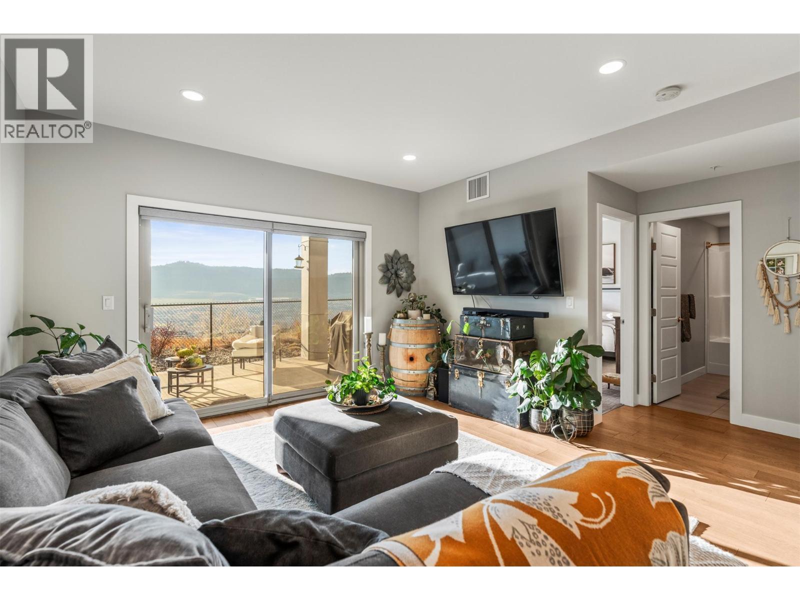 202 Vineyard Way Lot# Sl 1, Vernon, BC - Indoor Photo Showing Living Room