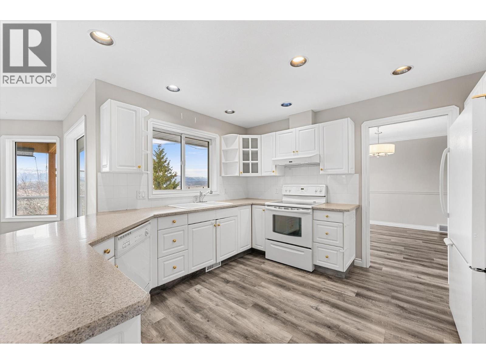 1180 Ray Road, Kelowna, BC - Indoor Photo Showing Kitchen
