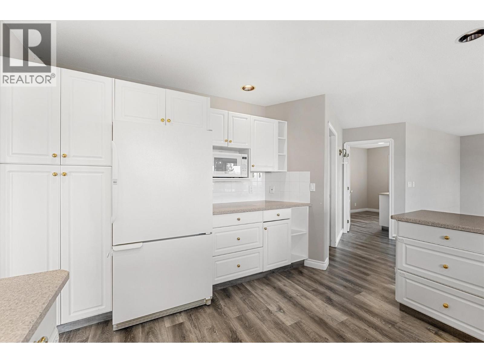 1180 Ray Road, Kelowna, BC - Indoor Photo Showing Kitchen