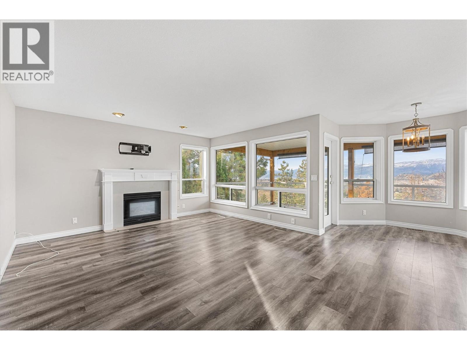 1180 Ray Road, Kelowna, BC - Indoor Photo Showing Living Room With Fireplace