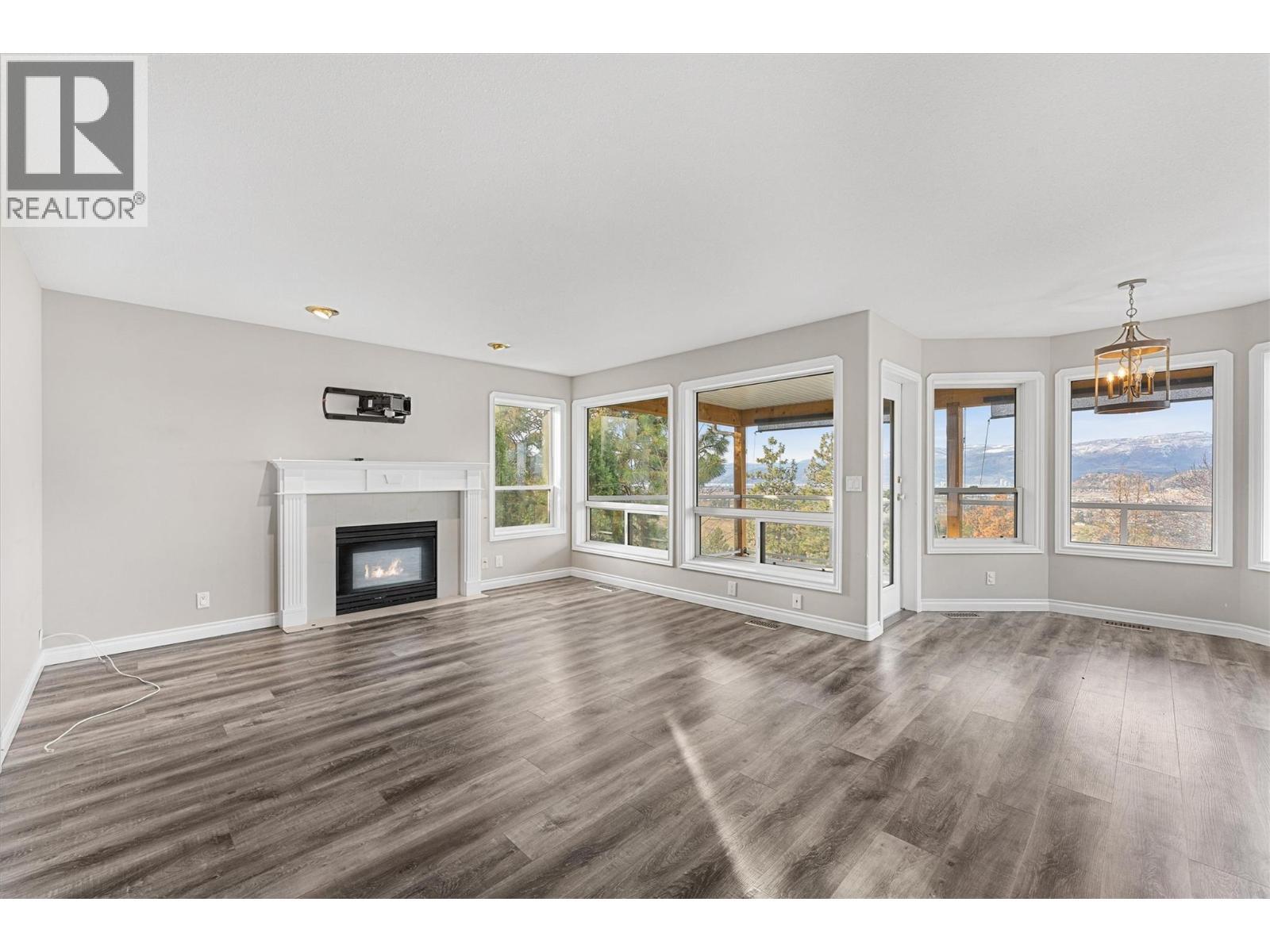 1180 Ray Road, Kelowna, BC - Indoor Photo Showing Living Room With Fireplace