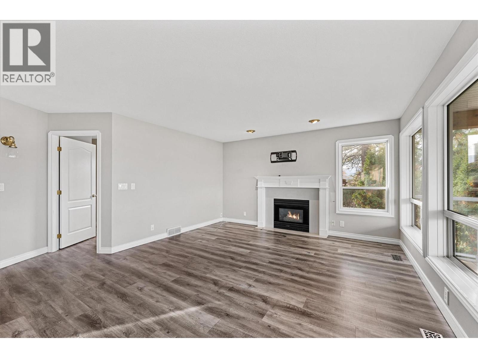 1180 Ray Road, Kelowna, BC - Indoor Photo Showing Living Room With Fireplace