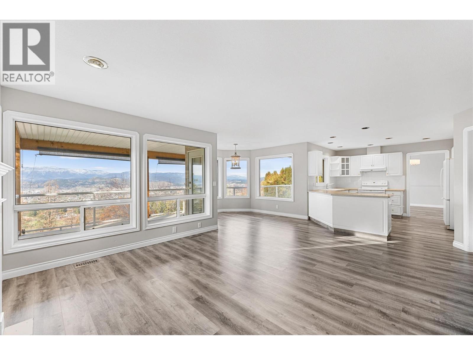1180 Ray Road, Kelowna, BC - Indoor Photo Showing Living Room