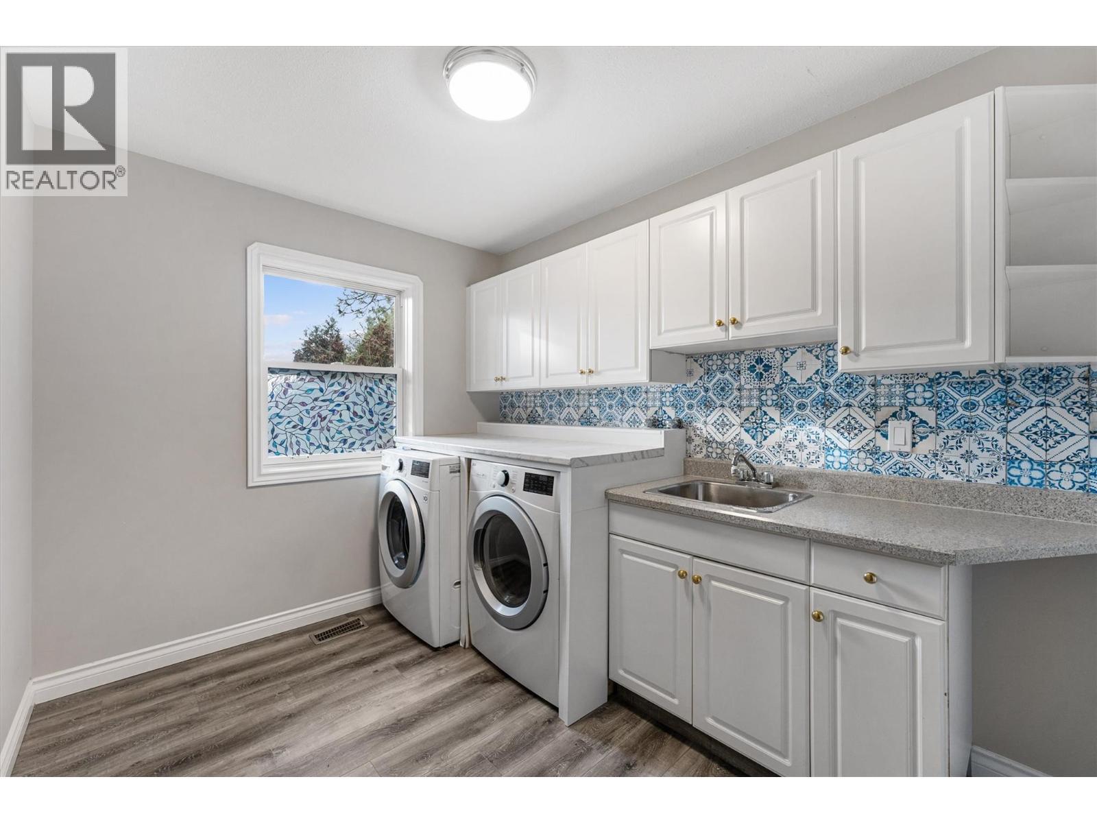 1180 Ray Road, Kelowna, BC - Indoor Photo Showing Laundry Room