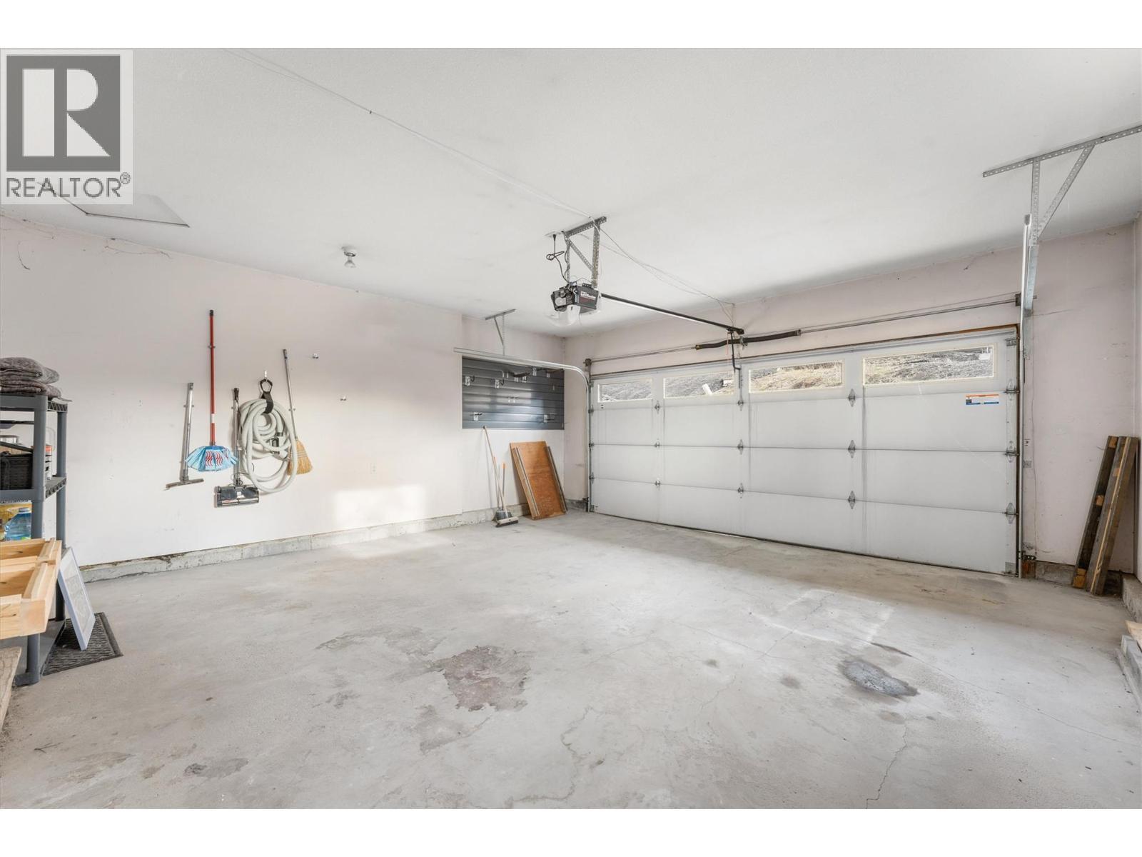 1180 Ray Road, Kelowna, BC - Indoor Photo Showing Garage