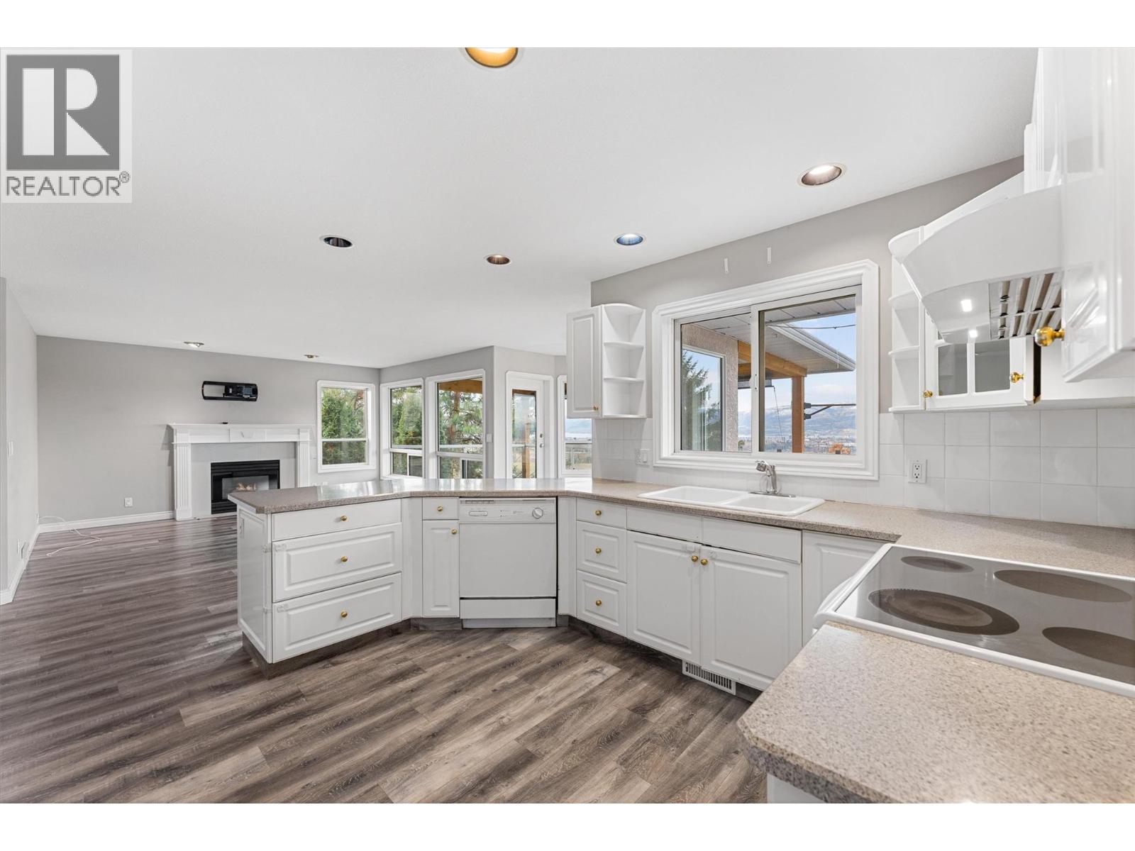1180 Ray Road, Kelowna, BC - Indoor Photo Showing Kitchen