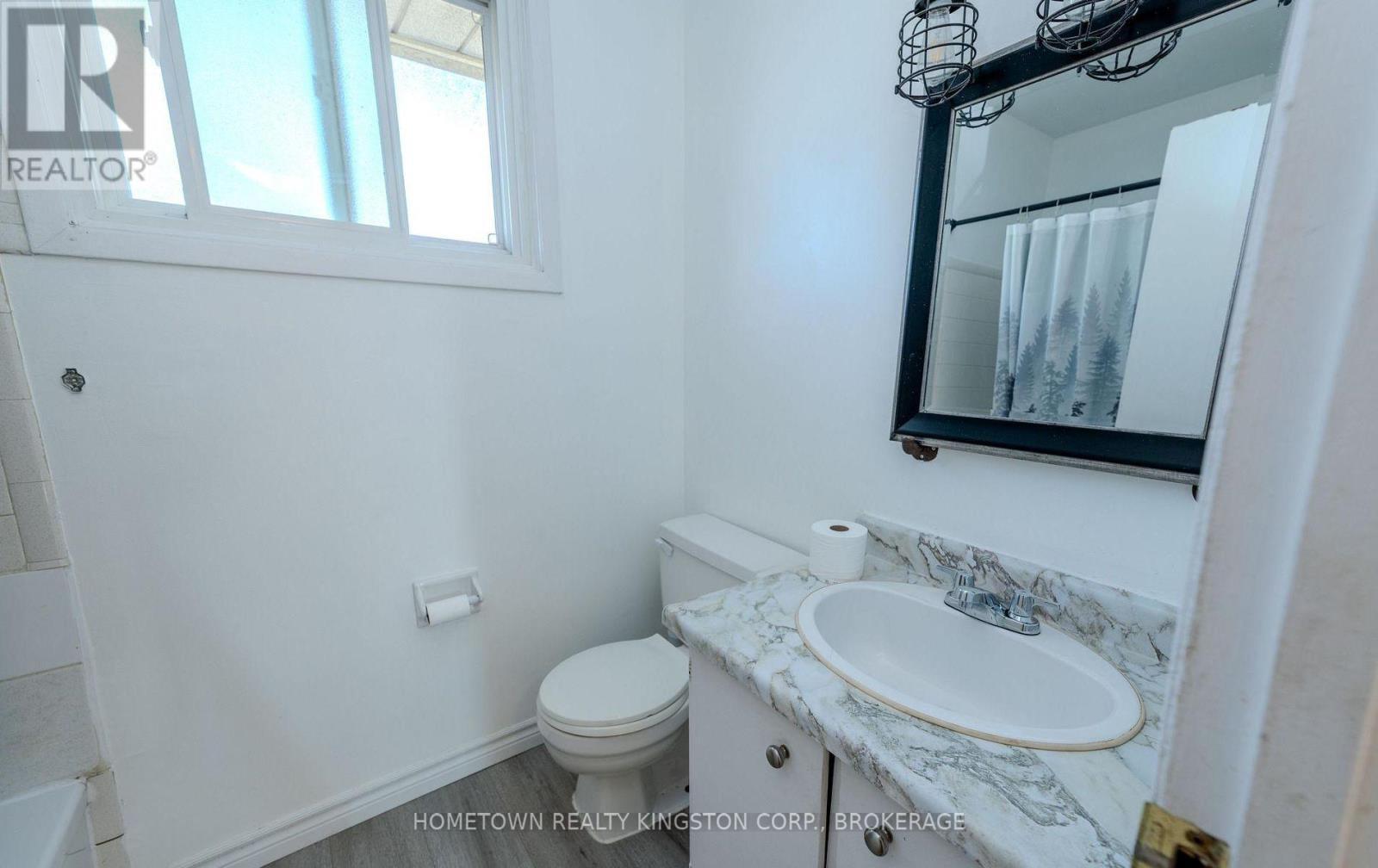 983 Oakview Avenue, Kingston (South Of Taylor-Kidd Blvd), ON - Indoor Photo Showing Bathroom