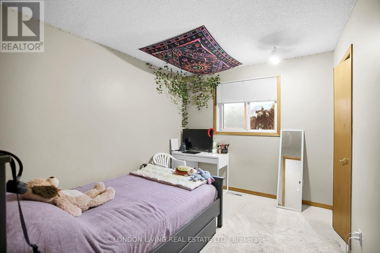 42 Bourbon Lane, London East (East I), ON - Indoor Photo Showing Bedroom